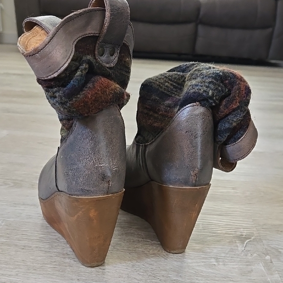 Gray Wedge Ankle Boots with Leather Upper and High Heel - Picture 3 of 6